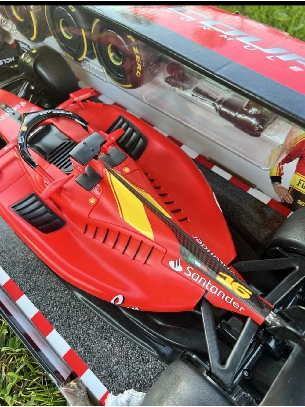 MAISTO  1/10 Ferrari Red and Yellow Formula Racing Car Toy Authentic Sound